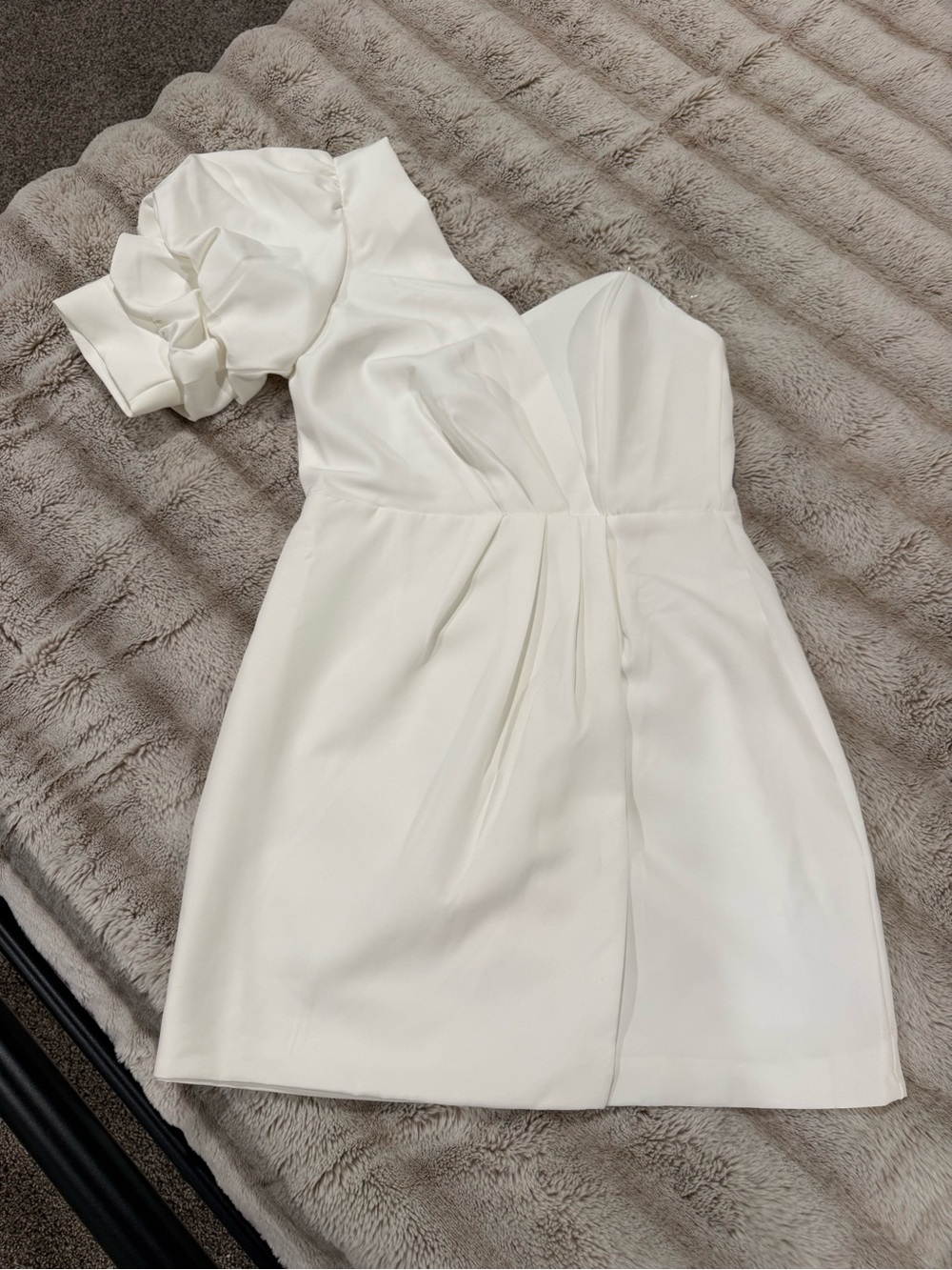 DO+BE White One-Shoulder Puff Sleeve Mini Dress